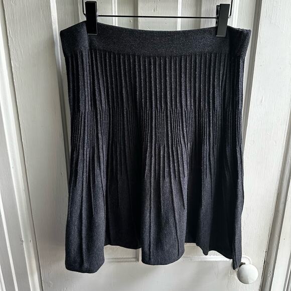 Cabi Skirt #503 Vogue Charcoal Knit Pleated Skirt - Picture 5 of 7